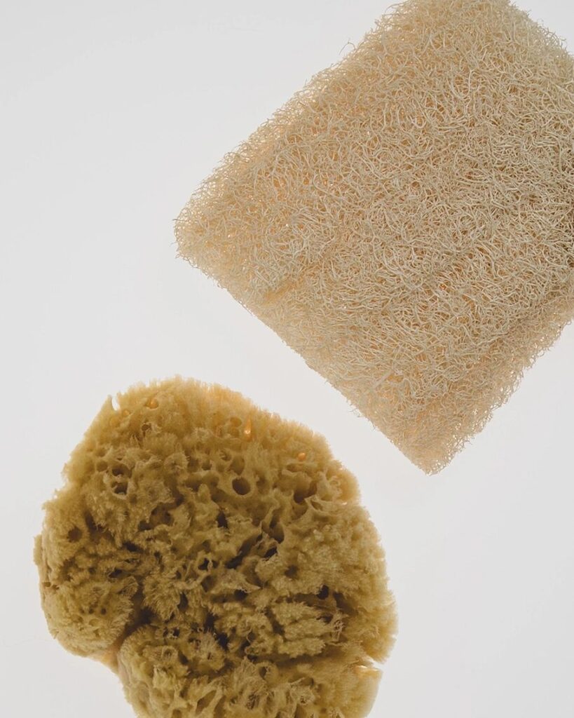Natuurlijke bad- en bodyproducten: loofah spons en natuurlijke spons in detail gefotografeerd