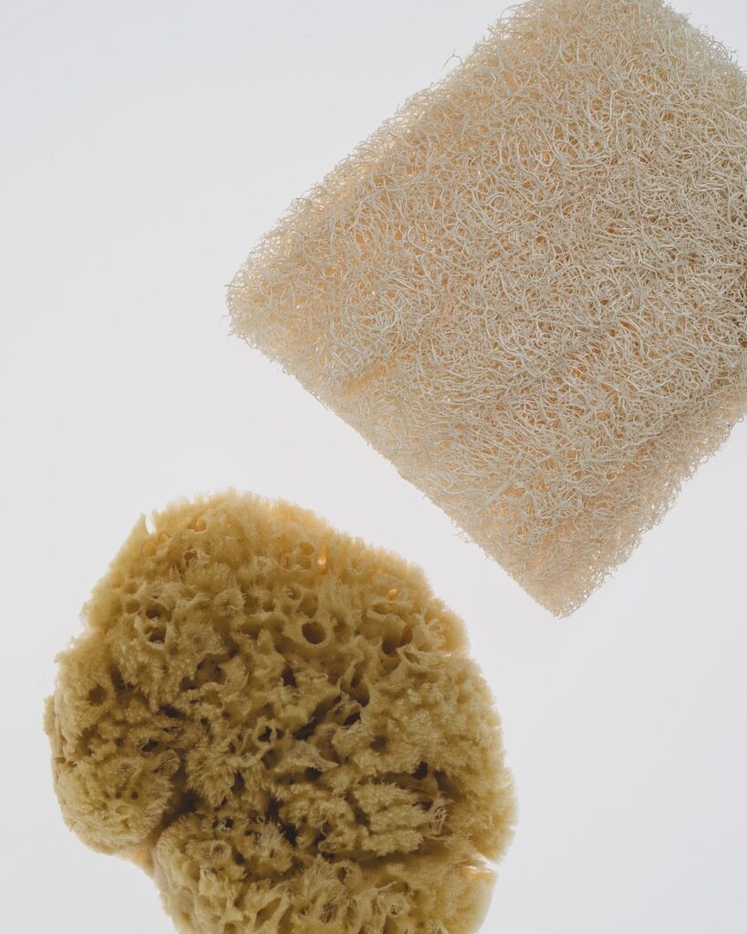 natuurlijke loofah en badspons in rustige sfeervolle productfotografie voor duurzame merken