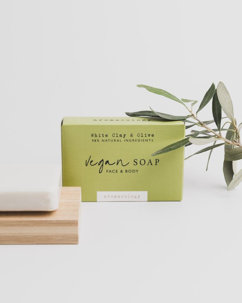 sfeervolle productfotografie van natuurlijke groene zeepjes met olijftakje in minimalistische setting