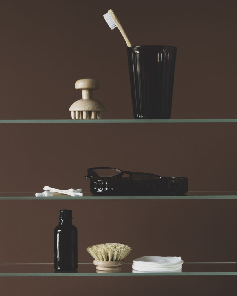 Dezelfde verzorgingsproducten op een donkere achtergrond. De combinatie van donkere tinten en natuurlijke materialen zorgt voor een warmere, krachtigere en meer luxe uitstraling.