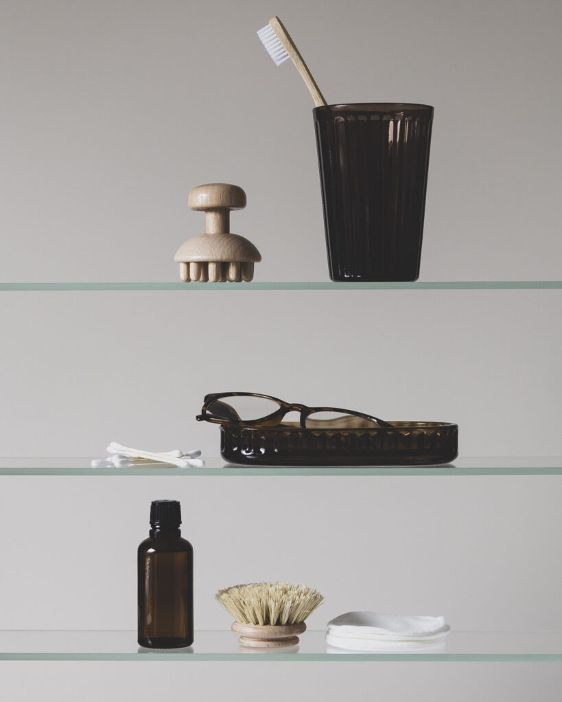 Verzorgingsproducten op een lichte, neutrale achtergrond met natuurlijke materialen. De zachte kleuren en minimalistische styling geven het beeld een frisse en rustige uitstraling.