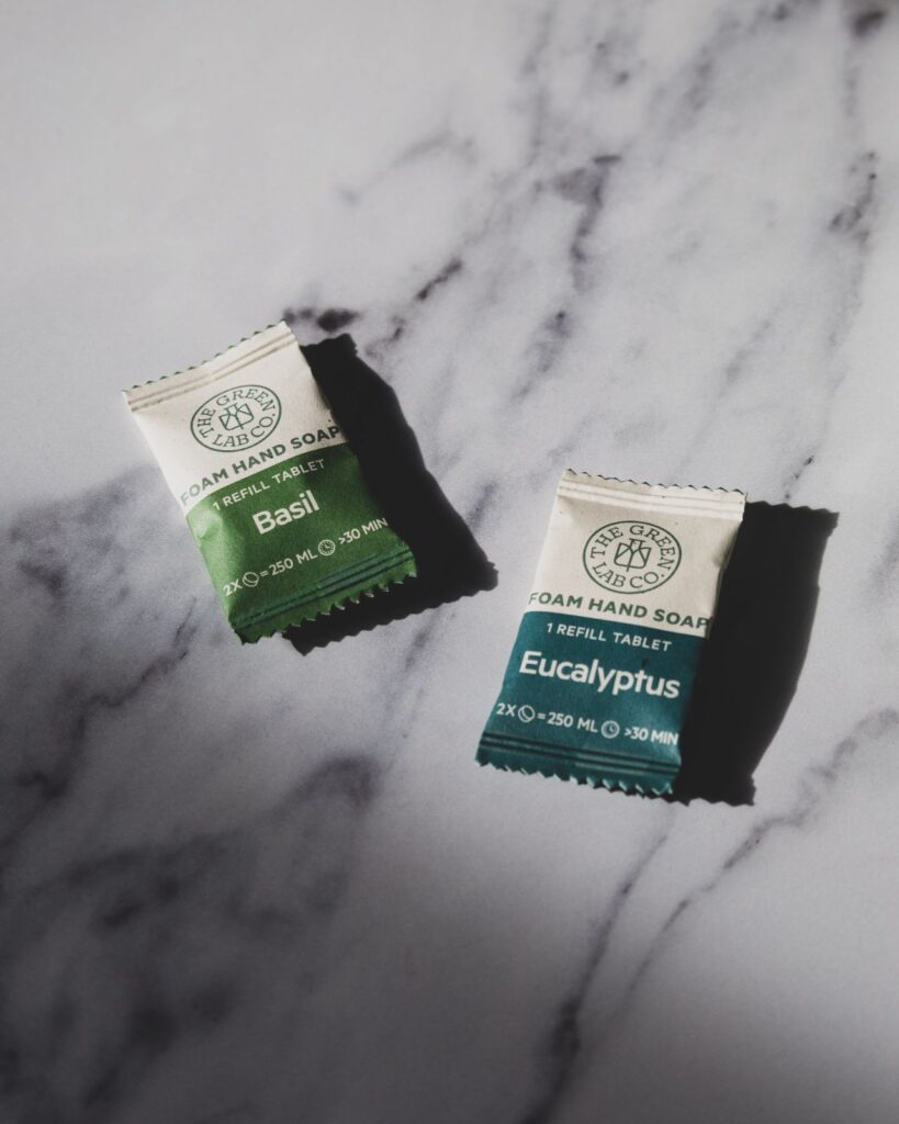 Biologisch afbreekbare sachets. Duurzame en plasticvrije verpakkingen op marmeren achtergrond