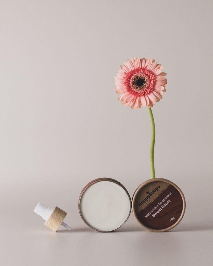 creme in ecologische verpakking gestylleerd met bloem