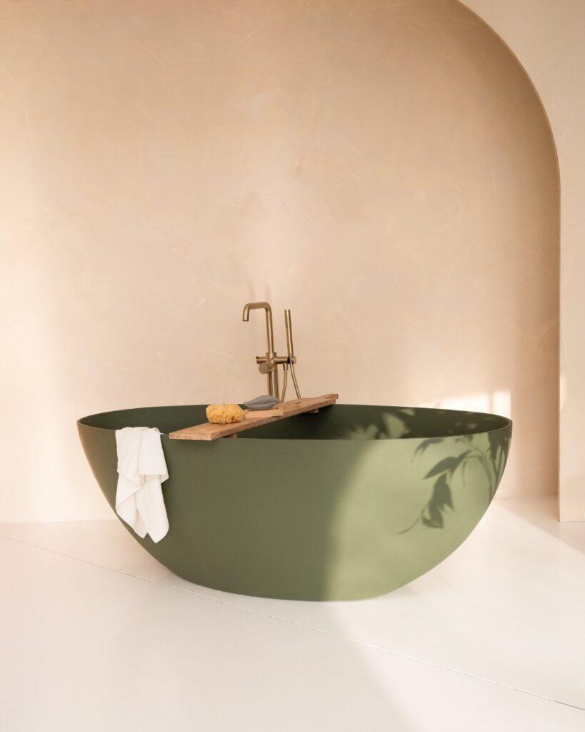 Moderne groene badkuip in minimalistische duurzame badkamer setting