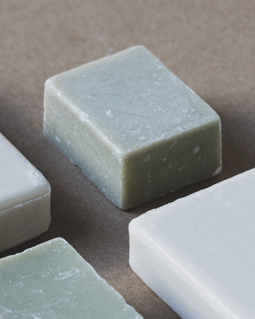 Handgemaakte zeepblokken in zachte tinten voor duurzame skincare