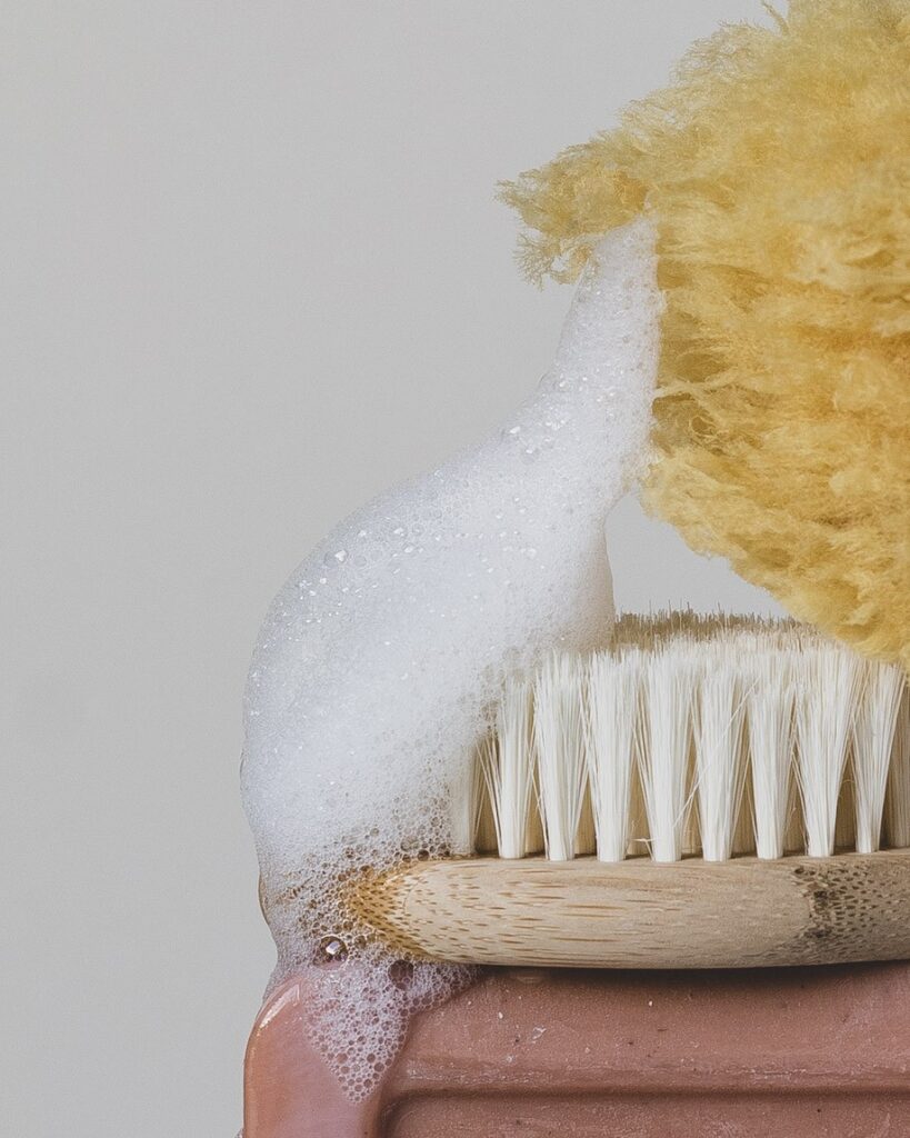 uitsnede van natuurlijk spons, schuim op een natuurlijke borstel