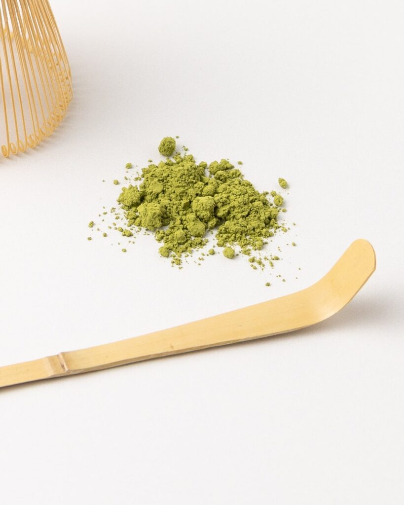 Detail van matcha poeder met roerstokje