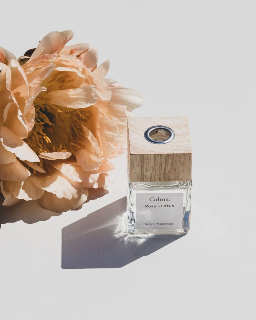 natuurlijke productfotografie van parfumflesje in pioenroos