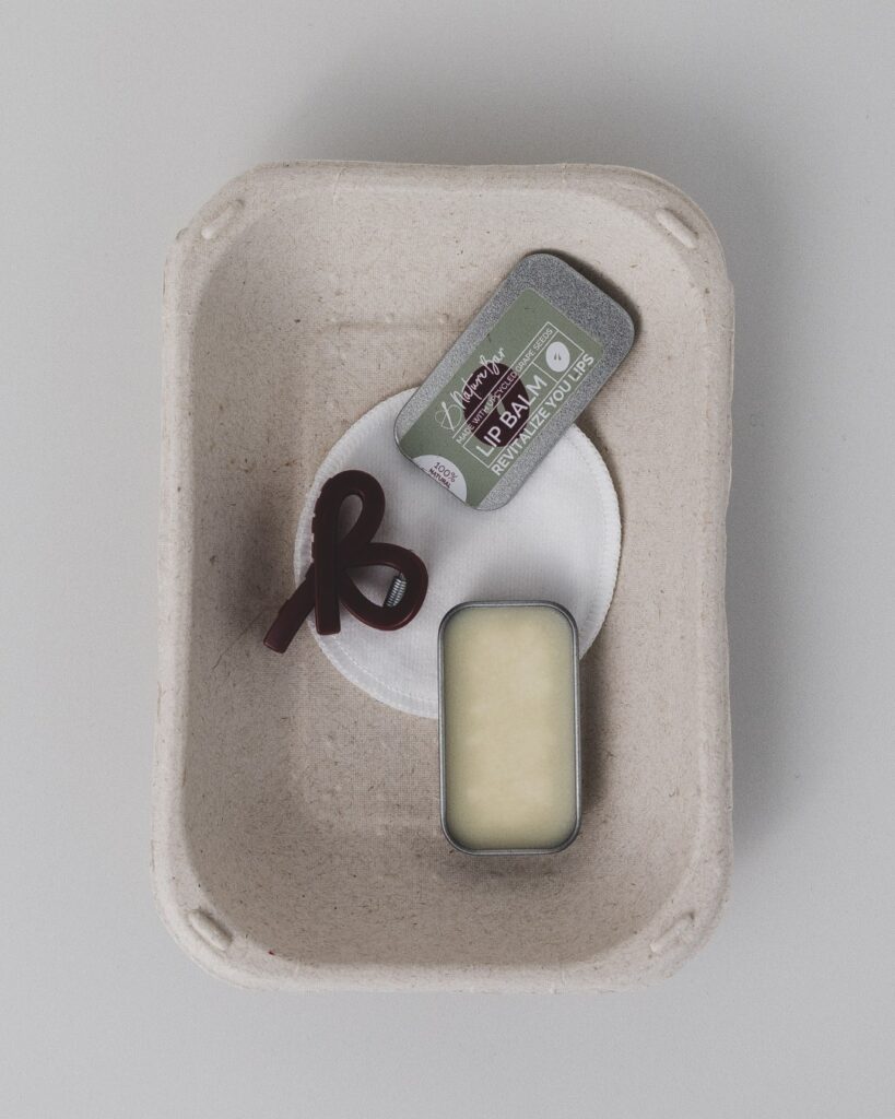 zero waste zeep en badkameraccessoires in kartonnen schaal
